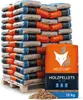 A pallet stacked with bags of wood pellets, with a single bag in the foreground. Produktbild-Vorschau