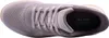 Auf dem Bild ist ein violetter Freizeitschuh abgebildet der von der Seite betrachtet wird. Der Schuh hat ein sportliches Design und eine helle Sohle die ihm einen modernen Look verleiht. Produktbild-Vorschau