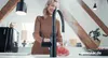 A woman is washing tomatoes under a black faucet in a kitchen. Anteprima dell’immagine prodotto