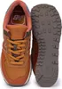 A pair of New Balance 574 leather trainers, shown from a top-down perspective, with one shoe facing forward and the other showing its sole. Voir les images du produit