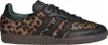 A side view of an Adidas Samba OG sneaker with a leopard print pattern. Produktbild-Vorschau