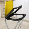Close-up of a yellow trash bag stand with the lid open. Anteprima dell’immagine prodotto