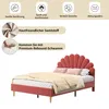 A pink upholstered bed with a shell-shaped headboard, shown with bedding and decorative pillows, alongside marketing text and icons highlighting product features. Produktbild-Vorschau