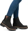 A person wearing blue jeans and black lace-up boots with a leopard print accent. Voir les images du produit