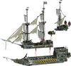 A disassembled model of a pirate ship, with different sections shown separately and indicated with arrows for assembly. Anteprima dell’immagine prodotto