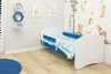 A child's bedroom with a bed and wall decorations. Voir les images du produit