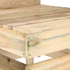 Close-up view of a wooden pallet sofa section. Anteprima dell’immagine prodotto