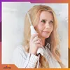 A woman is holding a hair treatment device to her head. Produktbild-Vorschau