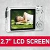 A silver digital camera is displayed with a picture of a woman on its screen, set against a textured background. A red banner with white text is at the bottom. Anteprima dell’immagine prodotto