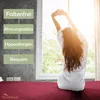 A woman stretching in bed in front of a window, with feature callouts on the left. Produktbild-Vorschau