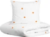 A white duvet cover and pillowcase set with a pattern of small orange pumpkins. Podgląd zdjęcia produktu