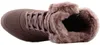 Das Bild zeigt einen Freizeitschuh in der Farbe Lila der auf einer weißen Oberfläche steht Die Seite des Schuhs die sichtbar ist befindet sich auf der linken Schuhseite Produktbild-Vorschau
