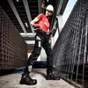 A construction worker in a warehouse setting, holding a chain. Voir les images du produit