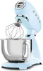 A pastel blue SMEG stand mixer with a silver bowl and whisk attachment, shown in a studio setting against a white background. Anteprima dell’immagine prodotto