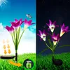 A split image showing solar-powered LED flower lights in daylight and at night, with icons indicating solar charging and battery power. Anteprima dell’immagine prodotto