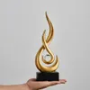 Unyqoos® Gouden abstracte vlamsculptuur van hars en glas, Productafbeelding-voorbeeld 4