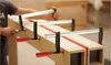 A person is using clamps to hold together pieces of wood. Anteprima dell’immagine prodotto