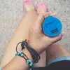 A person holding a blue lid with a grate, wearing a turquoise bracelet and pink shoes. Produktbild-Vorschau