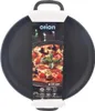 A black pizza pan with a product label attached. Voir les images du produit