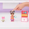A hand is shown interacting with a dollhouse playset featuring two dolls and an art studio accessory. Produktbild-Vorschau