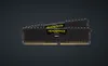 Two Corsair Vengeance LPX DDR4 RAM modules are shown stacked on a dark gray background. Voir les images du produit