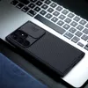 A black phone case with a sliding camera cover is placed on a laptop keyboard. Anteprima dell’immagine prodotto