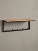 70 cm breite Wandgarderobe in der 3/4-Ansicht. Die Tiefe der 30 cm Holzablage und die robuste Konstruktion aus pulverbeschichtetem Eisen werden gezeigt._#sku_SAFWL6.354# Produktbild-Vorschau