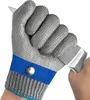 A hand wearing a cut-resistant glove is holding a knife. Produktbild-Vorschau