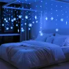 A bedroom decorated with blue snowflake string lights. Náhled obrázku produktu