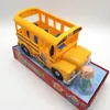 A toy school bus with a doll in its packaging, displayed on a red and blue box. Anteprima dell’immagine prodotto