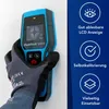 A hand wearing a glove is holding a digital wall scanner against a white wall. To the right, there are three circular icons with text describing features of the scanner. Anteprima dell’immagine prodotto