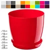 A red plastic plant pot with a saucer, shown against a white background. Above the pot is a collage of different colored squares representing available color options. Anteprima dell’immagine prodotto