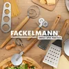 A collection of kitchen utensils, including a spaghetti measurer, dough whisk, pizza cutter, grater, and pizza server, arranged on a wooden surface with a pizza and cheese in the background. Anteprima dell’immagine prodotto