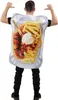 Rückansicht des Currywurst-Kostüms mit Pommes, Currywurst und Mayo-Aufdruck, der Mann zeigt mit beiden Daumen auf den Rücken. Produktbild-Vorschau