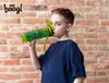 A young boy drinks from a green water bottle with a soccer ball pattern. Anteprima dell’immagine prodotto