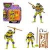 A collage of images showing a Teenage Mutant Ninja Turtle action figure, Donatello, in its packaging and posed in different ways with accessories. Voir les images du produit