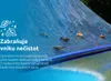 A blue tarp covering a pool, with leaves and debris on top. Produktbild-Vorschau