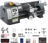 A mini metal lathe and its accessories are displayed against a light gray background. Voir les images du produit