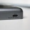 A close-up view of the USB-C port and specifications printed on a gray power bank. Produktbild-Vorschau