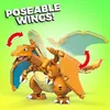A 3D model of the Pokemon Charizard, with text and arrows indicating movable wings. Voir les images du produit