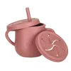 A silicone sippy cup with a straw and a snack lid, shown on a white background. Voir les images du produit