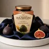 Halvatzis Feigen in Sirup 500 g auf blauem Stoff und Serviertablett Produktbild-Vorschau