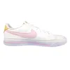 A side view of a white Nike Court Legacy sneaker with pink accents. Voir les images du produit