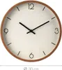 Horloge murale avec finition en bois et chiffres noirs Voir les images du produit 8