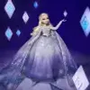 Elsa doll in a festive, icy setting with diamond-like decorations. Anteprima dell’immagine prodotto