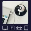Schwarzer mobiler Akku mit silbernem Oberteil und Digitaldisplay mit Anzeige '58', verbunden mit einem silbernen Laptop über ein weißes USB-Kabel Voir les images du produit