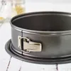 A close-up shot of a round springform cake pan with a silver latch and branding. Anteprima dell’immagine prodotto