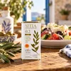 Sitia 0.2 Olivenöl 250 ml Dose neben einem frischen Bauernsalat Produktbild-Vorschau