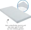 A light gray fitted sheet for a child's crib, shown from an angle with a close-up inset highlighting the elastic edge. Produktbild-Vorschau