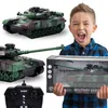 A child is excitedly holding a toy tank in its packaging, with other views of the toy tank and its remote control shown. Anteprima dell’immagine prodotto